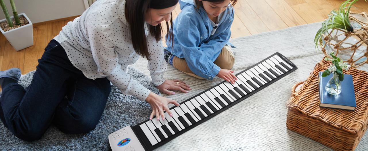 Enjoy the Music Time between Parents and Children